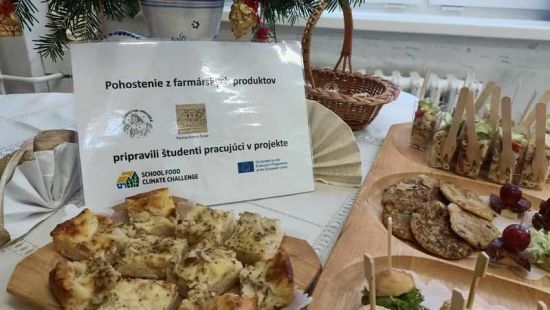 Den otevřených dveří ve škole ve stylu místních potravin